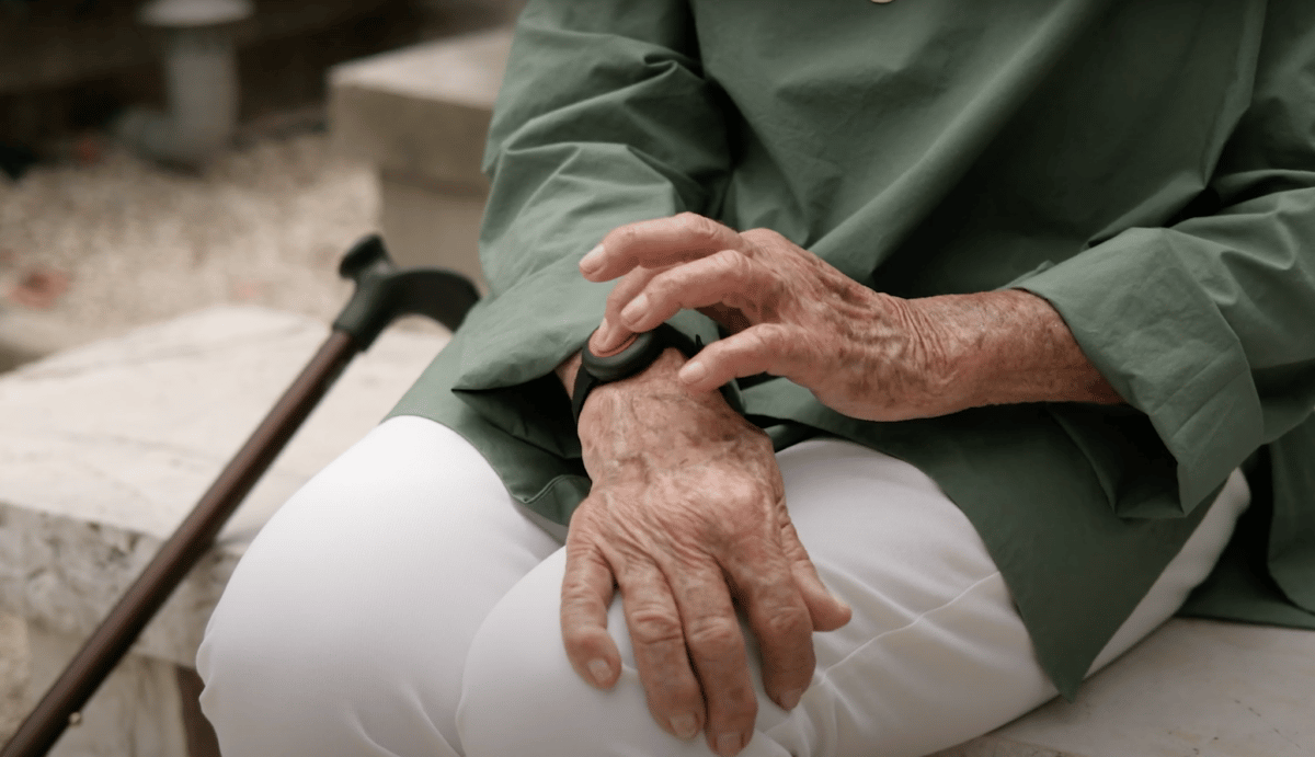 Bracelet et bouton panique pour personnes âgées en cas durgences  3  Soumissions Installation Système dalarme et Sécurité