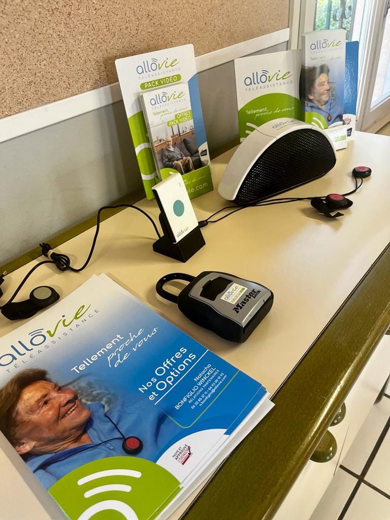 Brochures et équipements de téléassistance Allovie.