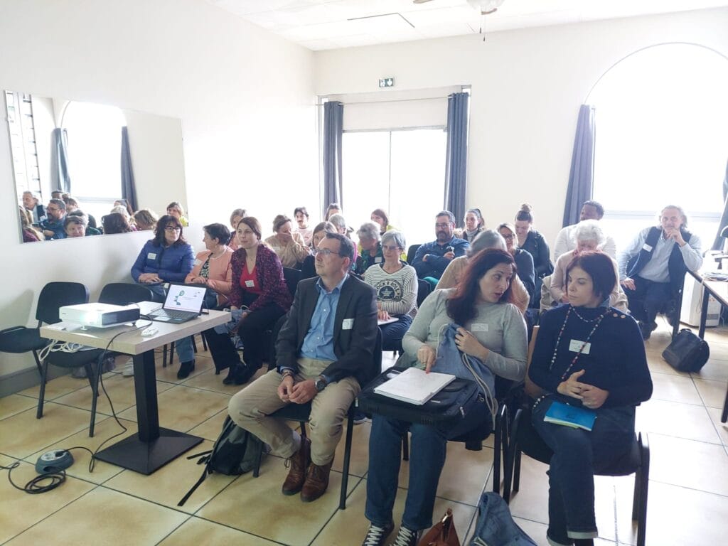 Une réunion avec plusieurs participants attentifs.