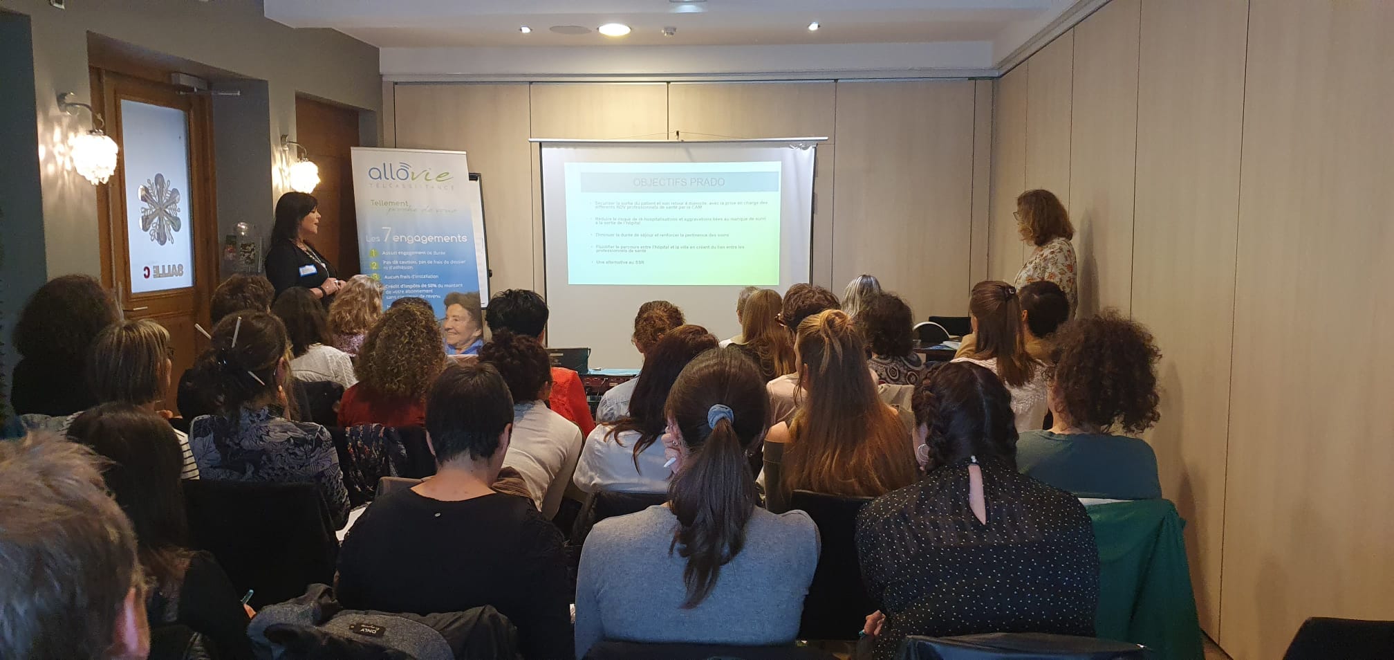 Conférence professionnelle avec présentation projetée.