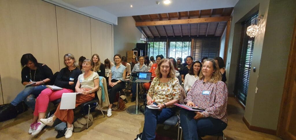 Groupe de personnes assises lors d'une réunion.