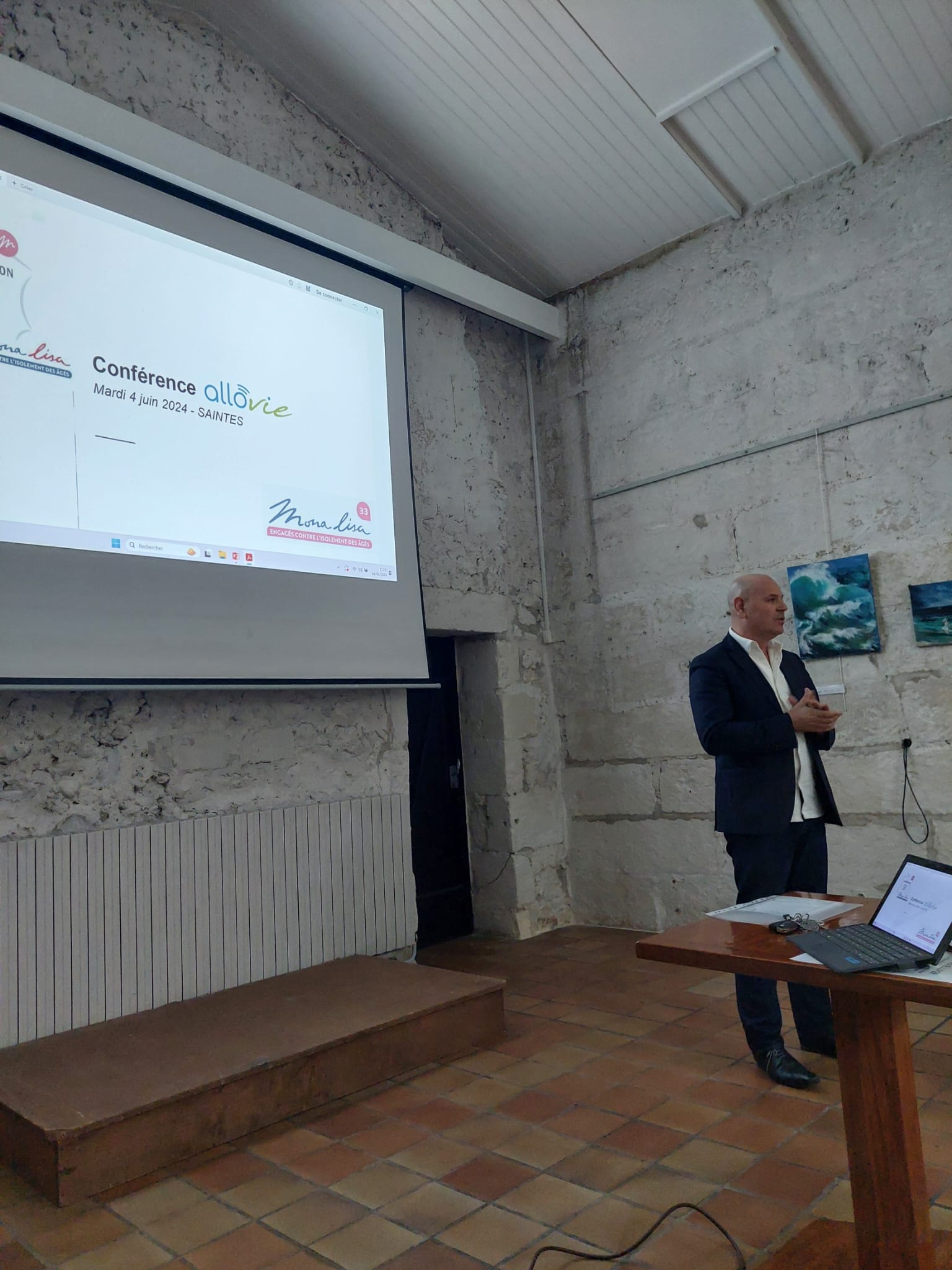 Conférence sur écran en salle, présentation professionnelle.