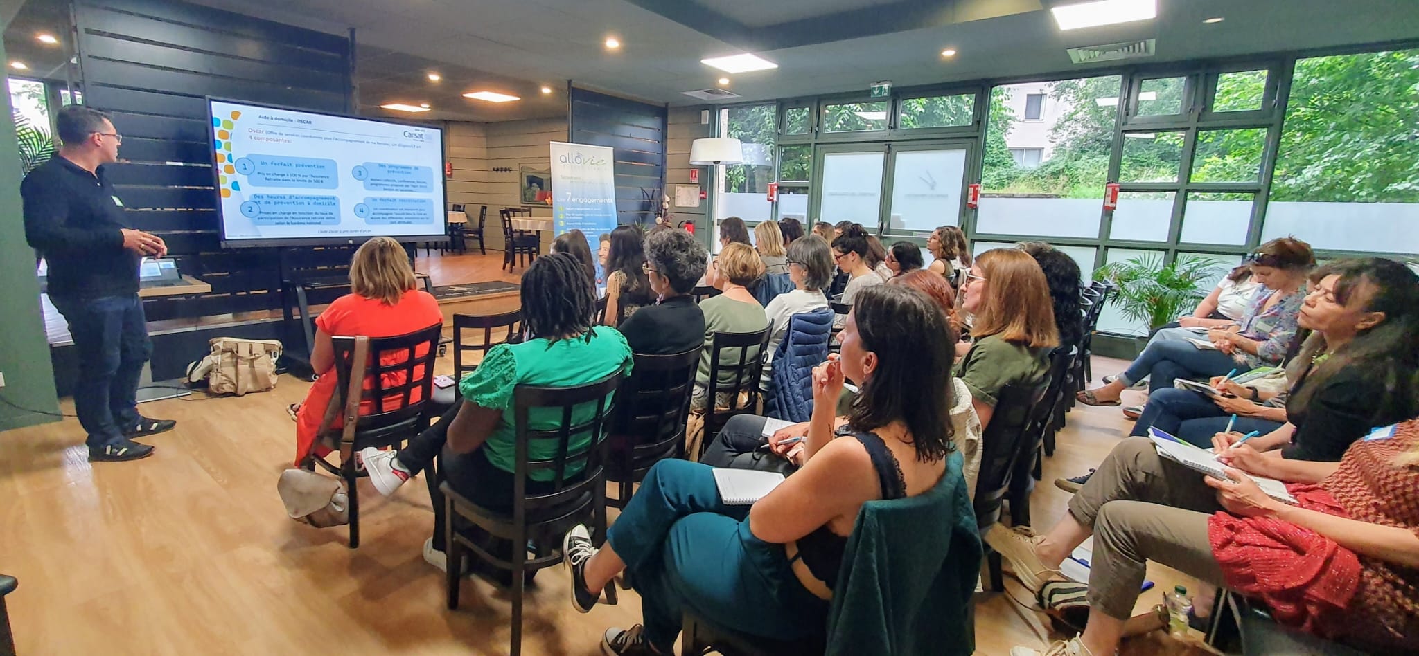 Conférence sur l'aide à domicile, public attentif.