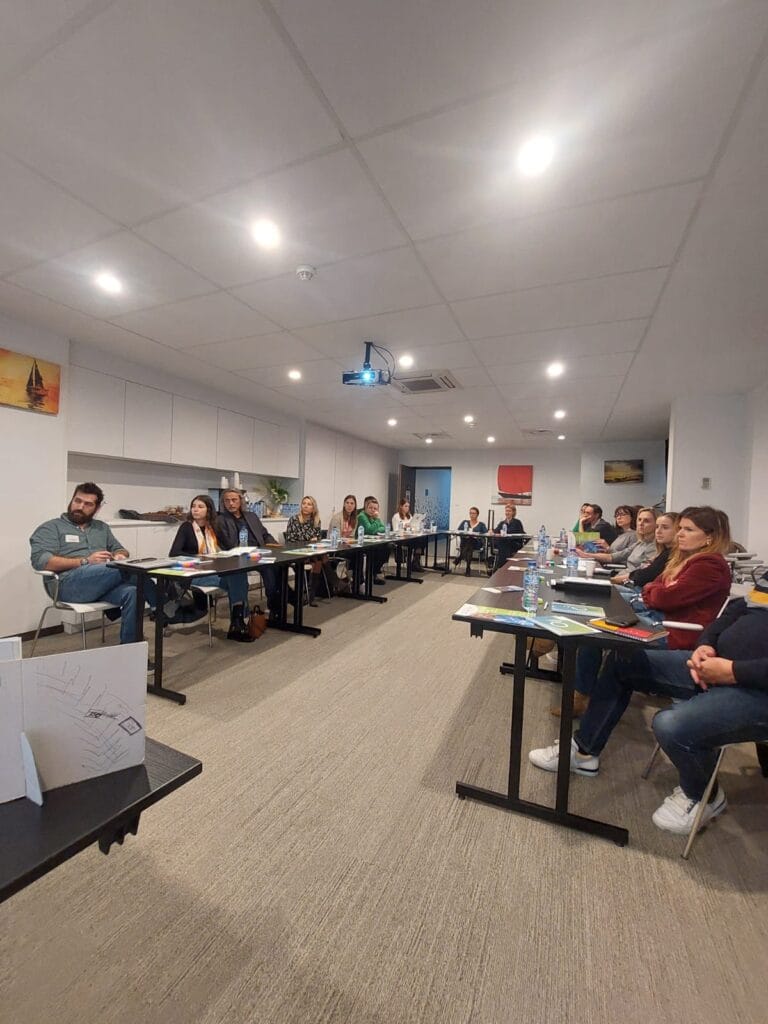 Réunion d'équipe en salle de conférence moderne.