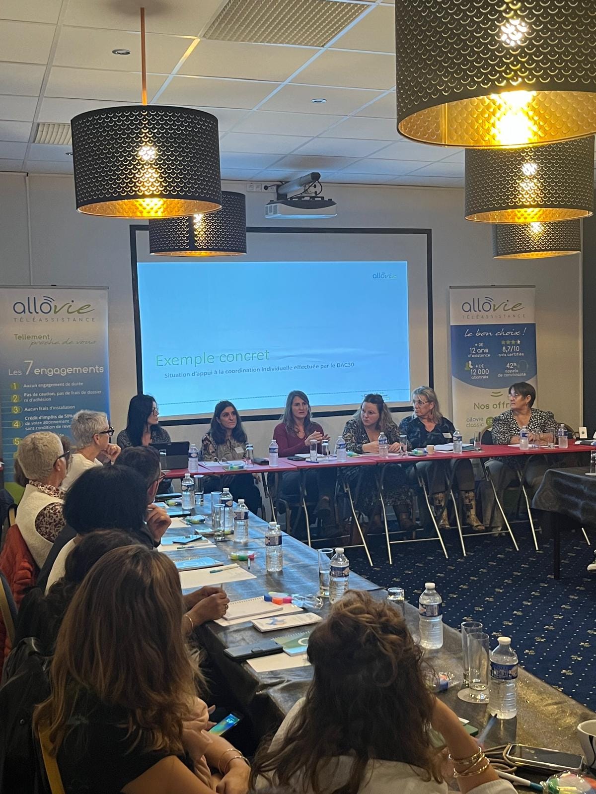 Réunion professionnelle avec présentation sur écran.