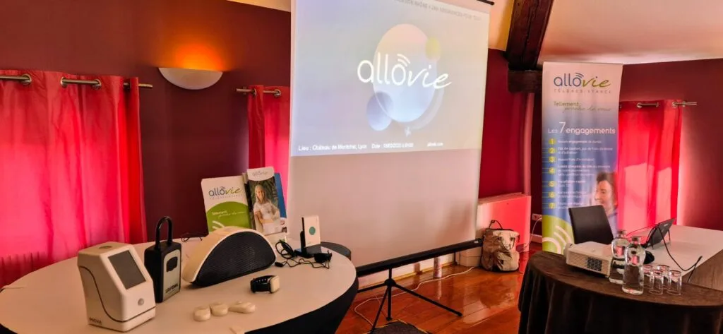 Présentation Allovie avec équipements de téléassistance.