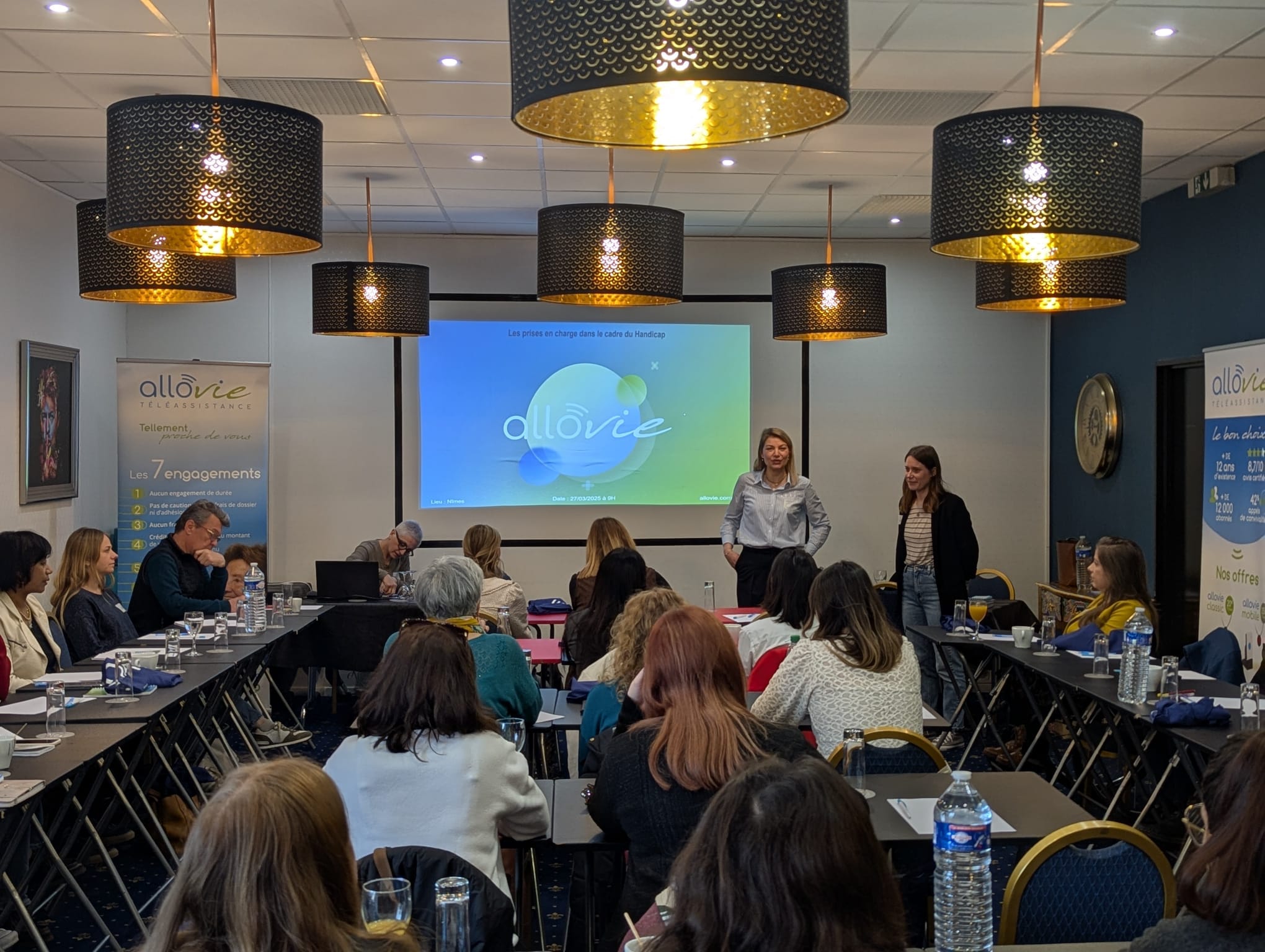 Réunion d'équipe Allovie en salle de conférence.