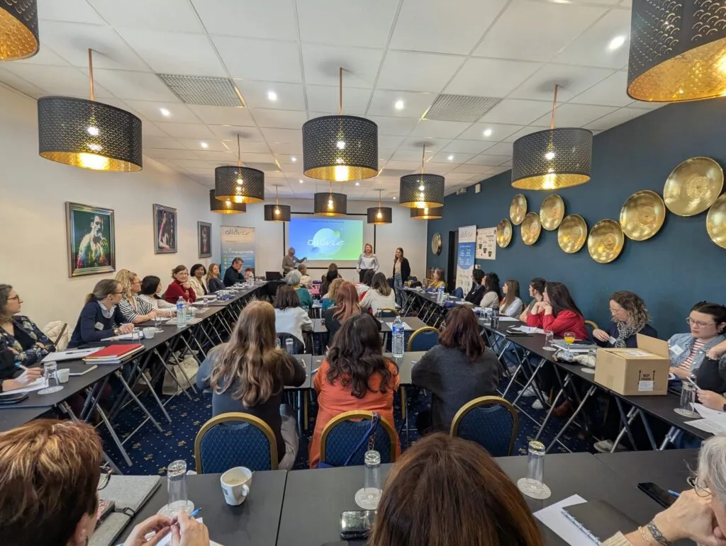 Réunion d'affaires avec présentation en salle de conférence.