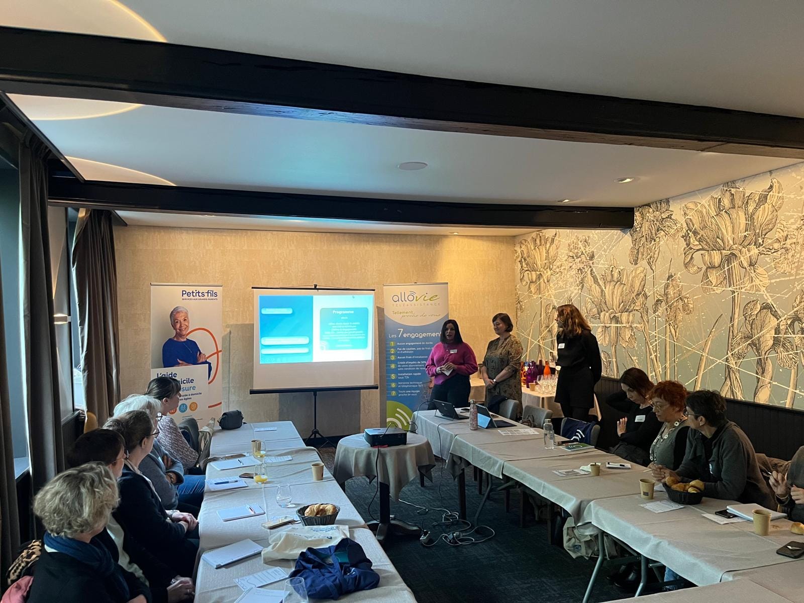 Réunion professionnelle avec présentation et discussions.