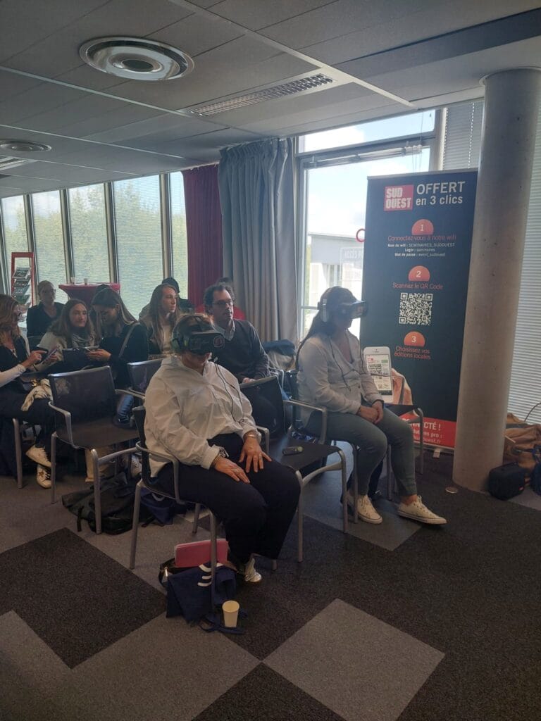 Participants utilisant des casques VR en réunion.