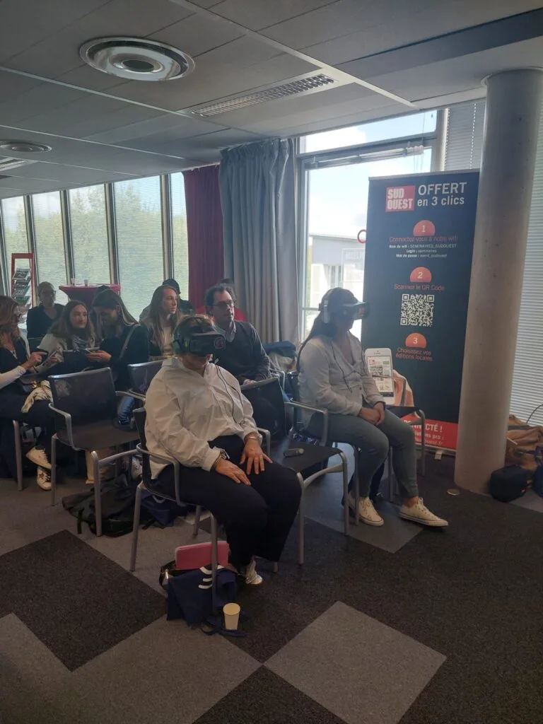 Participants utilisant des casques VR en réunion.