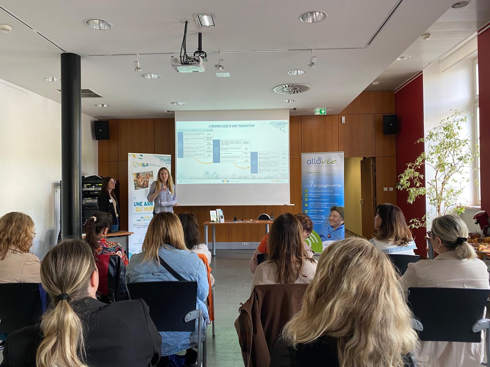 Présentation en conférence sur l'aide à domicile.