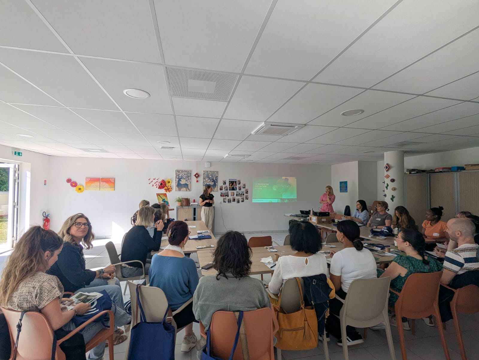 Réunion d'équipe dans une salle de conférence lumineuse.