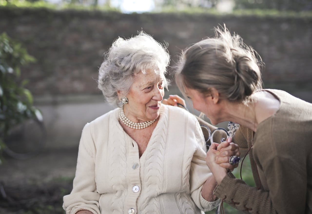 Deux femmes souriantes en discussion amicale.