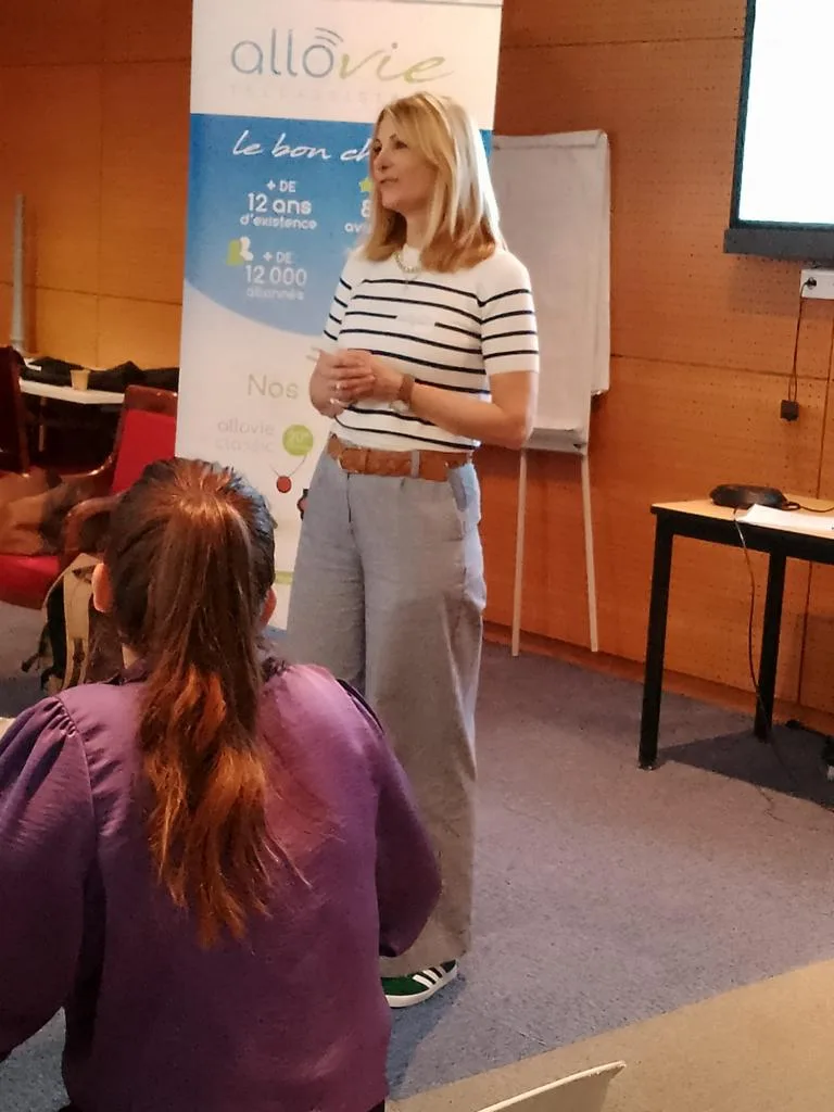 Présentatrice parle lors d'un séminaire Allovie.