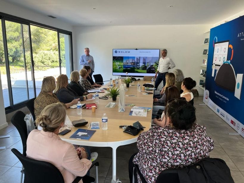 Réunion d'entreprise avec présentation numérique.