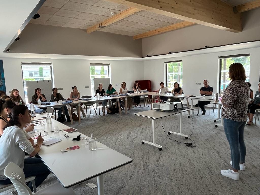 Formation en groupe dans une salle lumineuse.