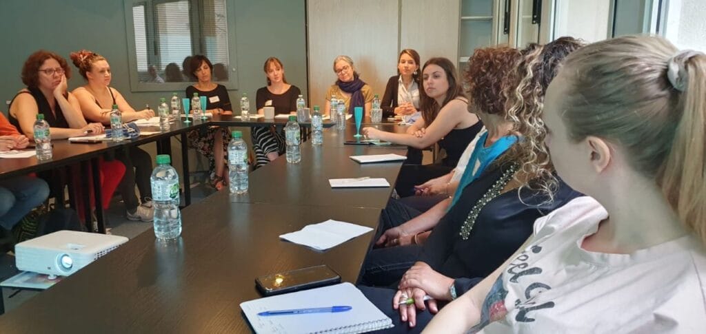 Réunion de femmes dans une salle de conférence.