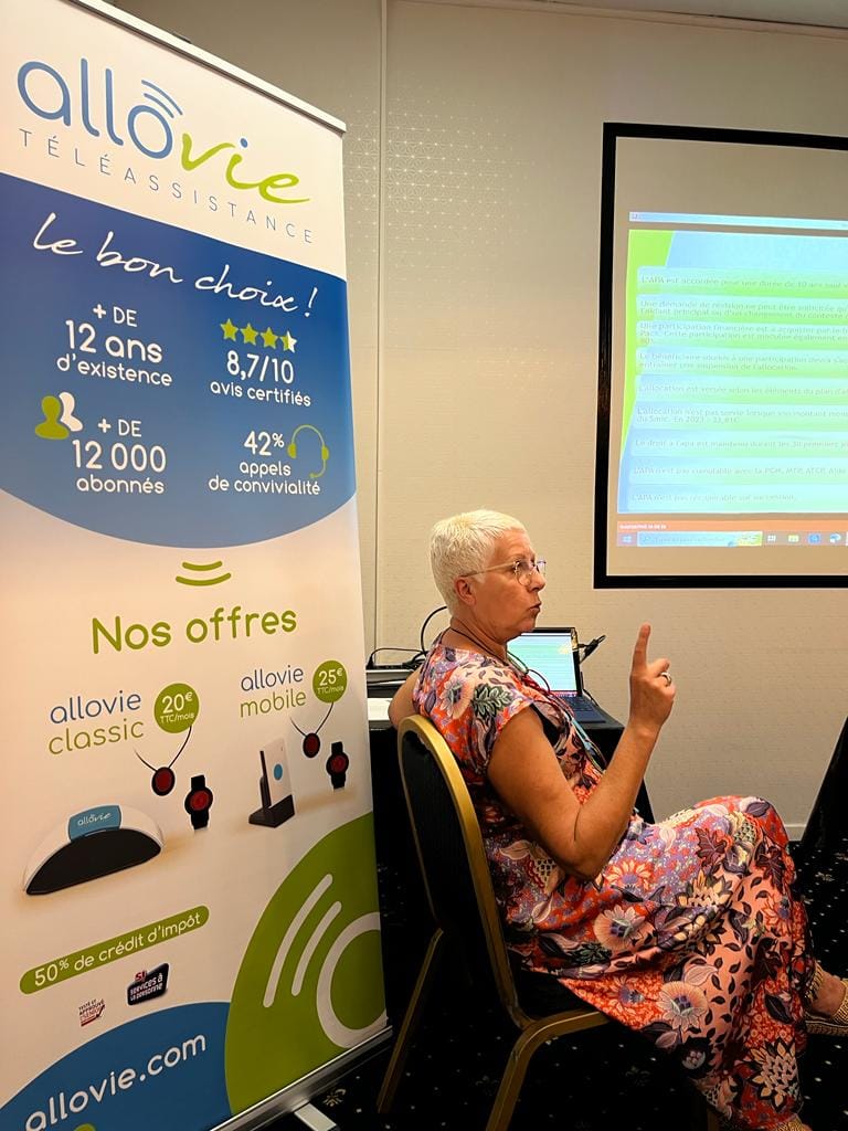 Conférence de téléassistance avec affiche publicitaire.