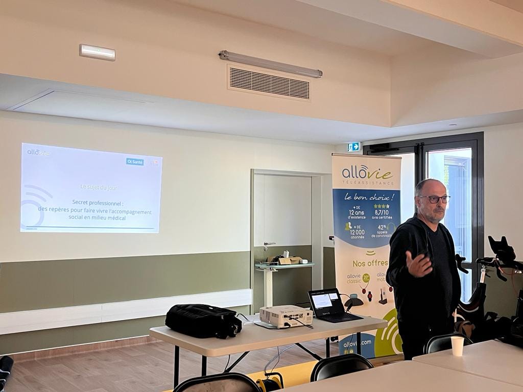 Homme présentant sur l'accompagnement social en milieu médical.