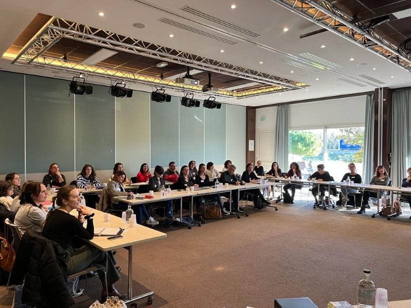 Réunion d'équipe dans une salle de conférence.