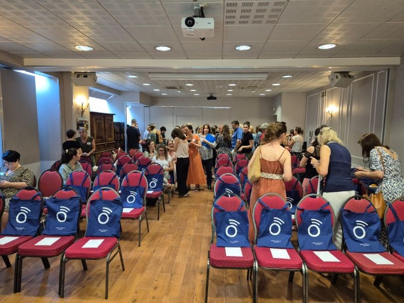 Conférence avec des participants et des sacs promotionnels.