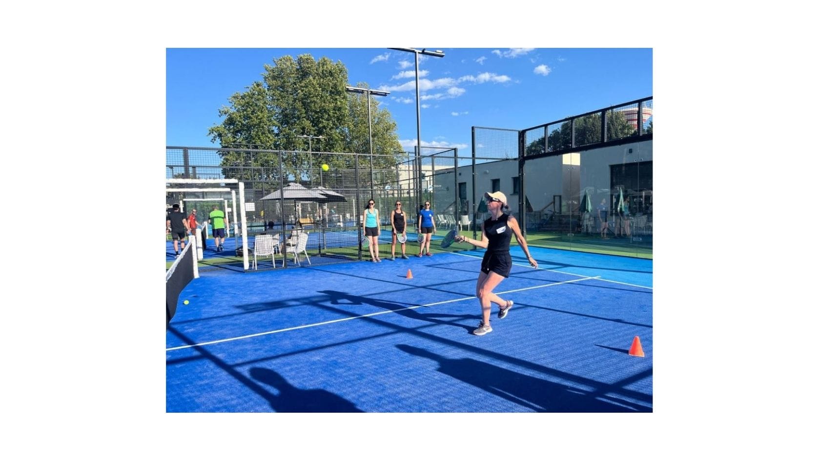 Match de padel sous un ciel bleu ensoleillé