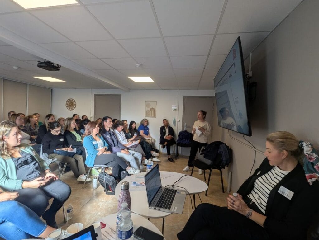 Réunion d'équipe avec présentation en salle de conférence.