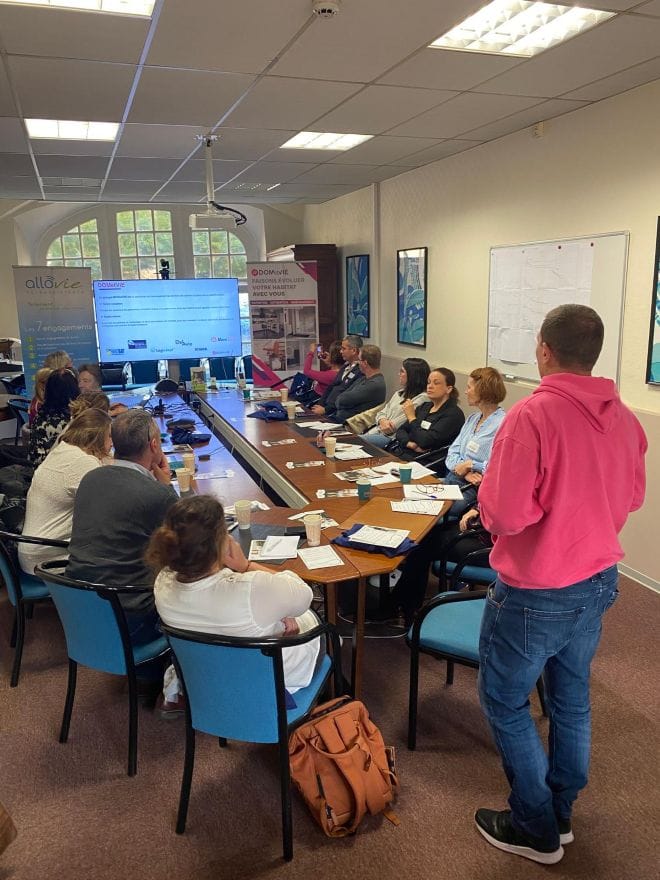 Réunion d'affaires avec présentation sur écran.