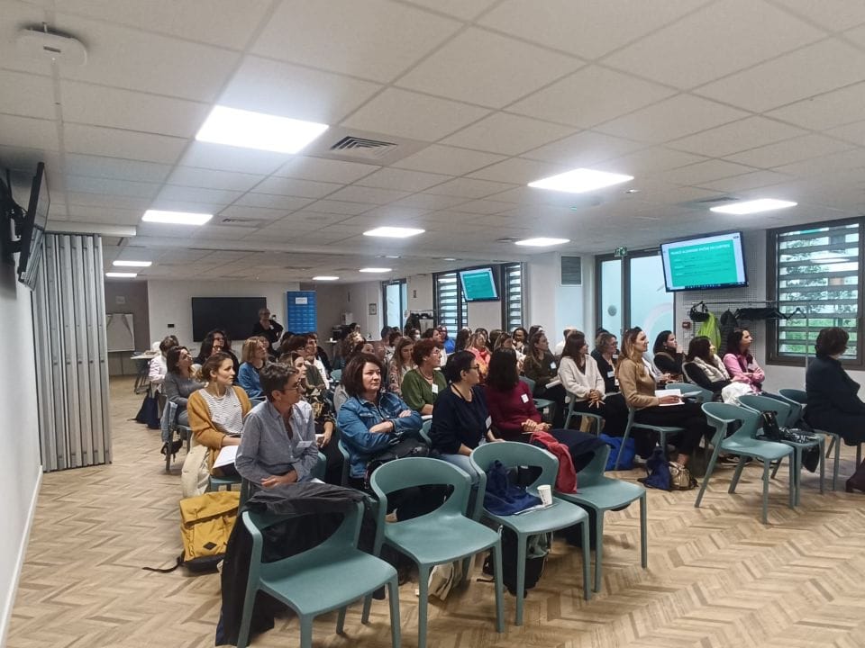 Séminaire : participants attentifs en salle de conférence.