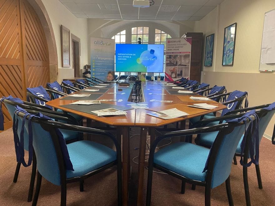 Salle de réunion avec écran de présentation Allovie.