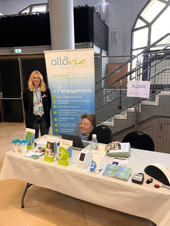 Stand de téléassistance avec brochures et matériel.