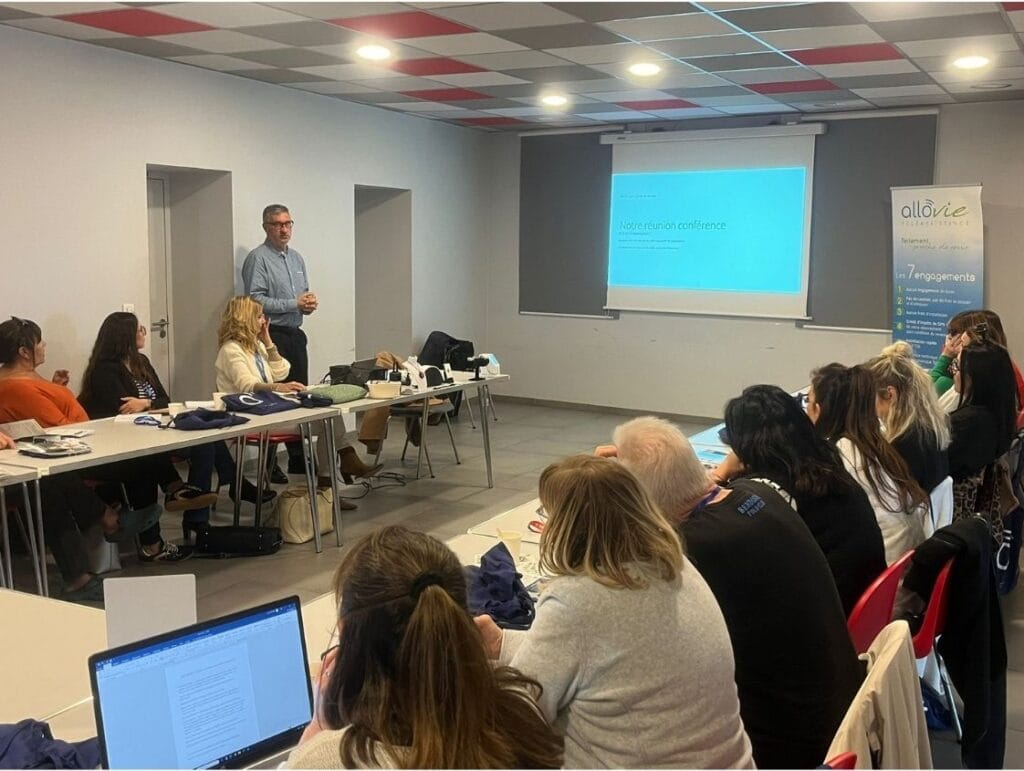 Homme présente à groupe lors d'une réunion.