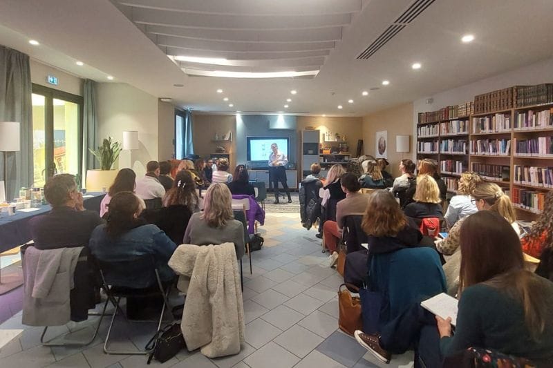 Présentation dans une salle de conférence moderne.