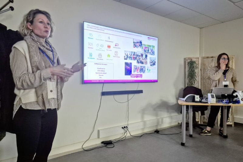 Deux femmes présentent lors d'une conférence.