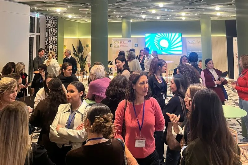 Groupe de personnes discutant lors d'un événement professionnel.