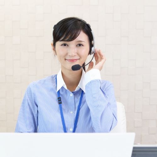 Opératrice avec casque dans bureau moderne