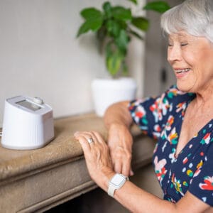 Femme souriante avec appareil médical et plante