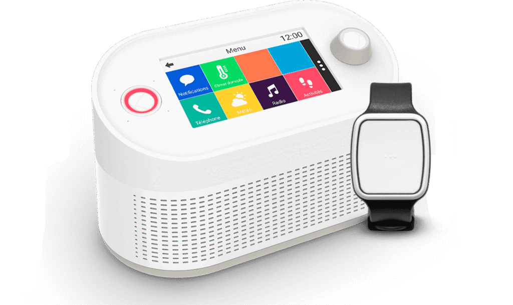 Écran tactile avec notifications et bracelet connecté.