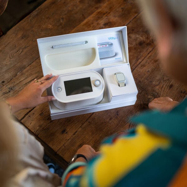 Pack santé connecté sur une table en bois.