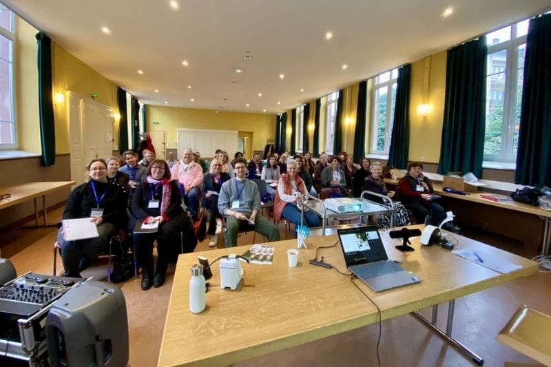 Groupe de participants dans une salle de conférence.