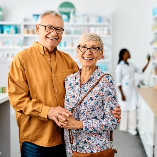 Couple heureux dans une pharmacie lumineuse.