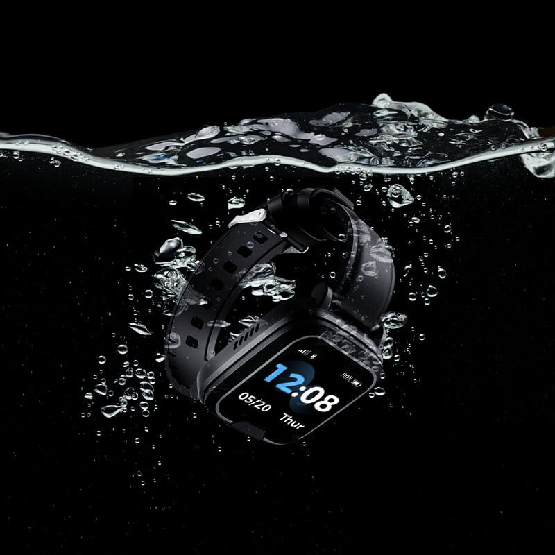 Montre connectée étanche sous l'eau, écran allumé.