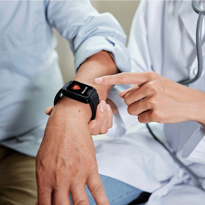 Médecin vérifiant fréquence cardiaque montre connectée.