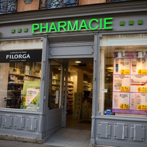 Entrée d'une pharmacie urbaine en France.