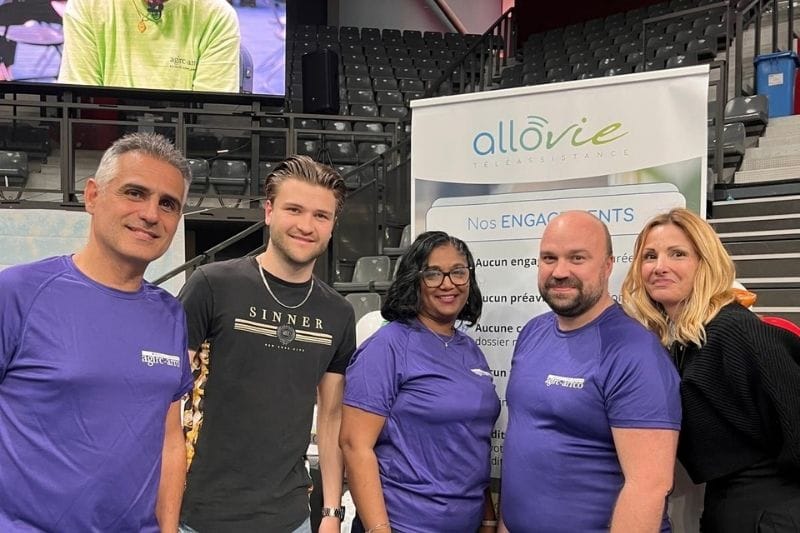 Groupe devant une bannière allovie Téléassistance.