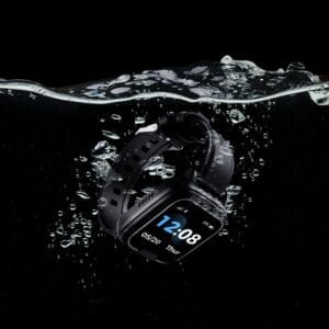 Montre connectée étanche, immergée dans l'eau.