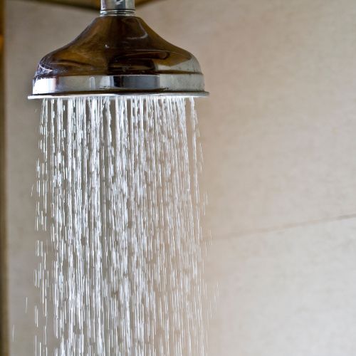 Douche avec eau qui coule, moderne et inoxydable.